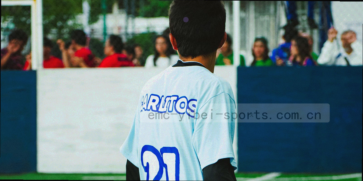 球场边线与角旗区俯拍纹理，冷调光线下画面中不含人物